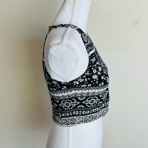 Forever 21 Black & White Floral Tribal Print Crop Top Tank Top - Picture 4 of 8